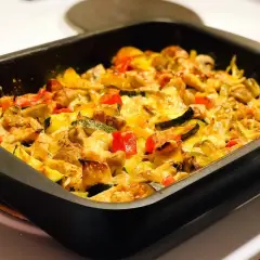 Enkel kycklinggratäng med grönsaker och smält ost i en ugnsform. Ett perfekt kyckling recept enkelt för middagen.