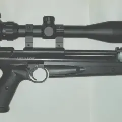 Crosman 1322 z lunetą i tłumikiem, gotowy do akcji.