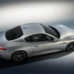 Srebrne Maserati z elegancką linią dachu. Zastanawiasz się, ile kosztuje Maserati? To luksusowe coupe zachwyca designem.