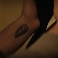 Tatouage du crâne du Punisher sur un avant-bras. Ce symbole, le punisher signification, représente la justice implacable.
