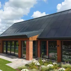 Dach solarny – oszczędności, estetyka i nowoczesne rozwiązania