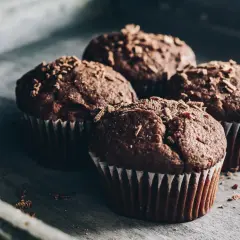 Schokoladenmuffins mit Schokostreuseln, perfekt zum Backen mit Proteinpulver für einen gesunden Genuss.