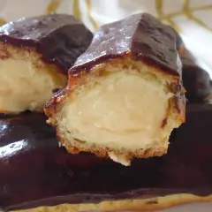 Un delizioso eclair dolce, con la sua glassa al cioccolato lucida e un ripieno cremoso.