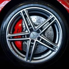 Błyszczące, czerwone auto z felgami AMG. Jak czym wyczyścić aluminium, by wyglądało tak dobrze?