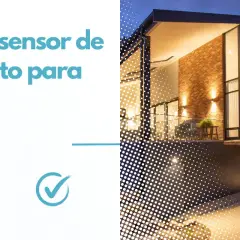 Modern house exterior at dusk, with lights on. A text overlay reads "Luces con sensor de movimiento para interior".