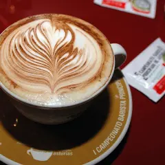 Café con arte latte, perfecto para saber cuanto tiempo tarda en hacer efecto el cafe y disfrutarlo.