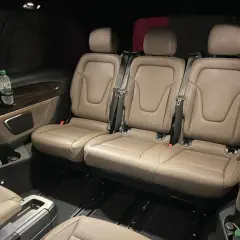 Was passiert wenn man zu 6 im Auto sitzt? Viel Platz für alle, sogar für Wasserflaschen.