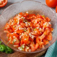 Frischer Tomatensalat mit Zwiebeln und Kräutern, perfekt für jedes tomatensalat rezept.