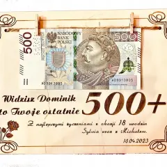 Drewniana tabliczka z banknotem 500 zł i napisem "500+".
