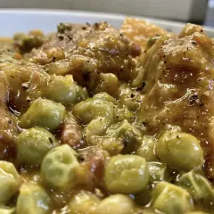 Un primo piatto gustoso: seppie con piselli, cotte lentamente in un sugo saporito e profumato.