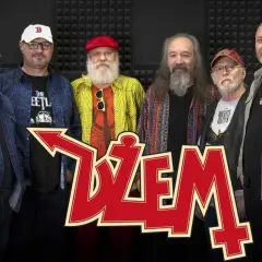 Sześciu mężczyzn, skład zespołu Dżem, pozuje do zdjęcia. W tle czerwone logo zespołu.