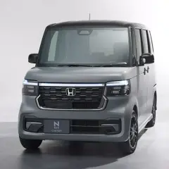 Szary Honda N Box Custom z czarnym dachem i przyciemnianymi felgami, prezentujący nowoczesny design.