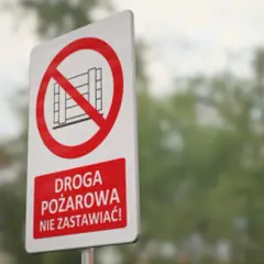 Znak zakazu zastawiania drogi pożarowej. Nie blokuj dostępu!