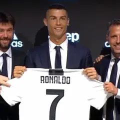 Cristiano Ronaldo z koszulką Juventusu. Zastanawiasz się, ile zarabia Ronaldo na minutę?