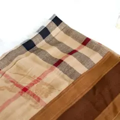 Jak rozpoznać oryginalny szalik Burberry? Zwróć uwagę na charakterystyczną kratę, subtelny wzór jeźdźca i jakość materiału.