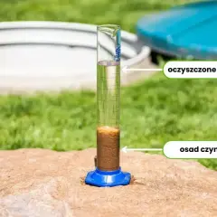 Osad czynny w probówce obok oczyszczonych ścieków. Zastanawiasz się, dlaczego śmierdzi z oczyszczalni biologicznej?