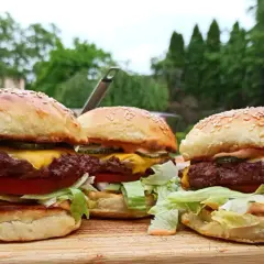 Jak jeść hamburgera bez bałaganu - sprawdzone techniki i porady