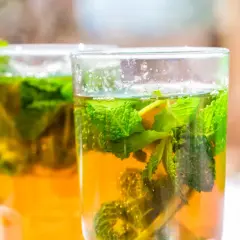 Erfrischender Minztee in Gläsern, ideal für die Schwangerschaft.