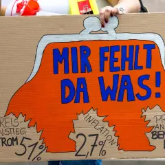 Plakat mit Spruch "Mir fehlt da was!" und Prozentzahlen für Strom, Inflation und Benzin. Ein Zeichen für die Forderungen im tarif einzelhandel bw.
