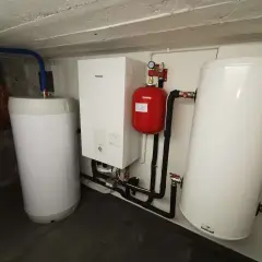 Instalacja pompy ciepła Panasonic z zasobnikiem. Dowiedz się, jak zmniejszyć taktowanie pompy ciepła Panasonic, aby zoptymalizować jej pracę.