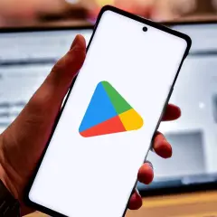 Smartfon z logo Sklepu Play. Dowiedz się, jak zainstalować Sklep Play na swoim urządzeniu, aby pobierać aplikacje.
