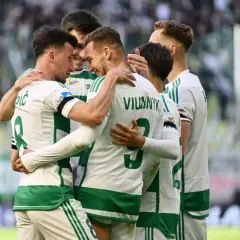Radosna feta piłkarzy z Gdańska po strzelonej bramce.