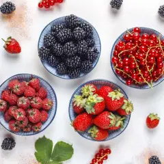 Na keto można jeść borówki, maliny, truskawki i porzeczki. Te owoce są niskowęglowodanowe i pełne witamin.