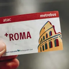 Carta Metrebus ATAC Roma con il Colosseo stilizzato. Ottima per conoscere il prezzo metro e muoversi in città.