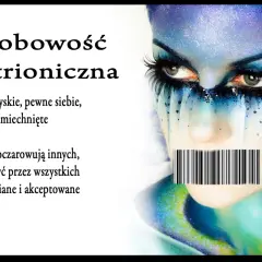Osobowość histrioniczna: towarzyska, pewna siebie, stale uśmiechnięta, pragnie podziwu. Twarz z kodem kreskowym na ustach.