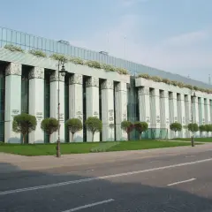 Imponujący budynek z kolumnami i zielenią, gdzie rozstrzygane są ważne sprawy. To właśnie tak wygląda sąd apelacyjny.
