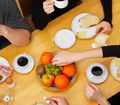 Catering firmowy: Jak zaliczyć go w koszty i odliczyć VAT?