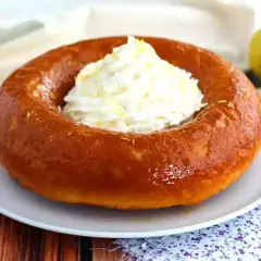 Babà soffice e dorato, pronto per essere gustato. Una ricetta perfetta per un dolce al cucchiaio.