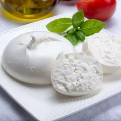 Burrata fresca su piatto bianco, con pomodoro, basilico e olio d'oliva, perfetti burrata ingredienti per un piatto estivo.