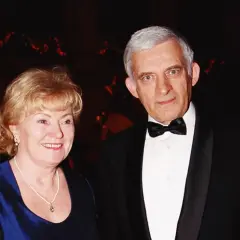 Jerzy Buzek z żoną Jolantą na eleganckim przyjęciu.