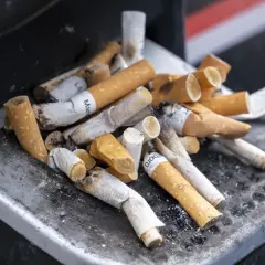 Kupa niedopałków papierosów w popielniczce. Zastanawiasz się, ile kosztują papierosy we Francji?