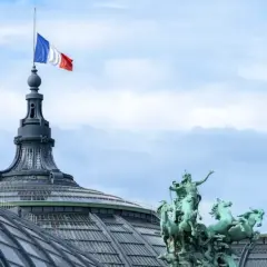 Le drapeau français flotte au sommet d'une tour du palais des congrès Paris, à côté d'une statue de quadrige.