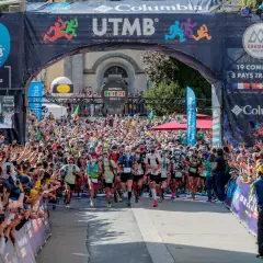 Tłum kibiców zagrzewa do walki biegaczy na starcie UTMB Mont Blanc.