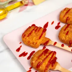 Chrupiące, panierowane mozzarella na patyczkach, polane ketchupem. Idealna przekąska na imprezę.