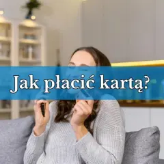 Kobieta trzyma kartę płatniczą, zastanawiając się, jak płacić kartą w sklepie.