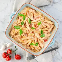 En krämig pasta i ugn, allt i ett, med soltorkade tomater och färsk basilika. Enkel och god middag.