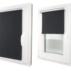 Czarne rolety wewnętrzne termoizolacyjne na białej ramie okiennej. Idealne do każdego wnętrza.