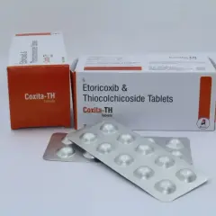 Dwie paczki i blistry leków Coxita-TH, zawierających etoricoxib i thiocolchicoside, gotowe do ulgi.