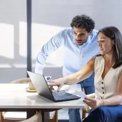 Para porównać ranking lokat bez konta, para analizuje dane na laptopie.