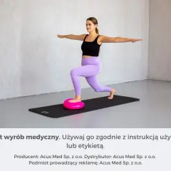 Kobieta wykonuje ćwiczenia na poduszce sensorycznej, balansując w pozycji wykroku.