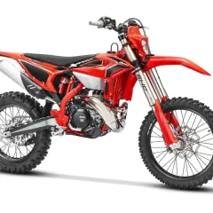 Moto de enduro roja, lista para la acción. Esta Beta Xpro es una máquina enduro pro, diseñada para conquistar cualquier terreno.
