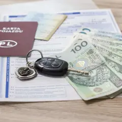 Karta pojazdu, kluczyki i pieniądze – wszystko gotowe do zakupu nowego samochodu.