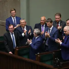 Posłowie klaszczą, świętując uchwalenie ustawy o bezkarności urzędników.