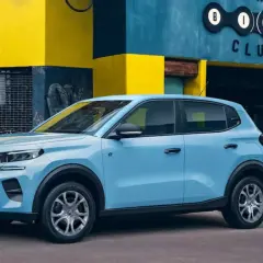 Błękitny Citroen EC3 zaparkowany przed Bike Clubem.
