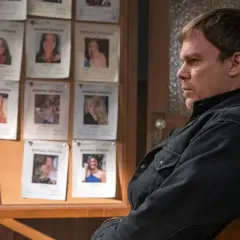 Dexter w "Dexter: New Blood" ogląda tablicę zaginionych osób. Gdzie oglądać serial?
