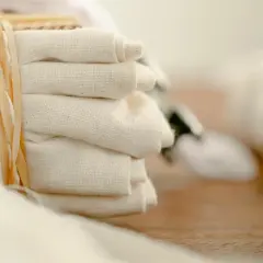 Stosik czystego lnu, gotowy do prasowania. Delikatne fałdy i naturalny materiał.